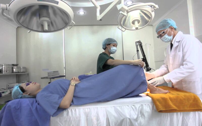 Bác sĩ điều trị viêm cổ tử cung bằng phương pháp đốt laser